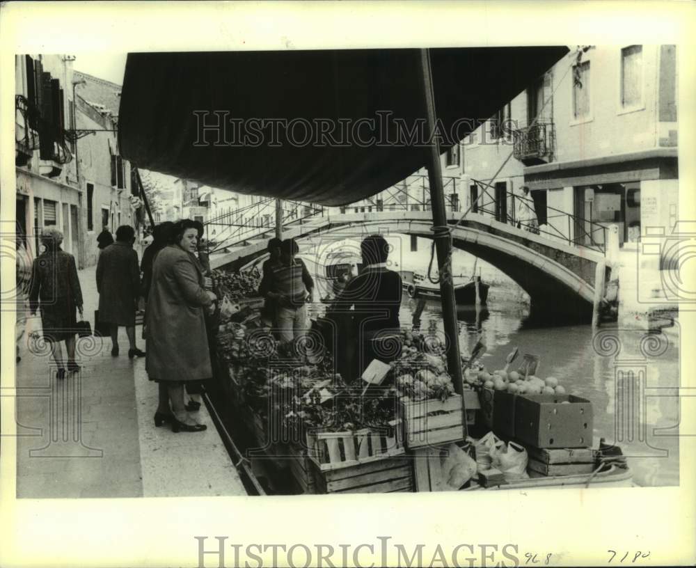 1980 Press Photo Floating market in Venice, Italy sold vegetables to passersby - Historic Images