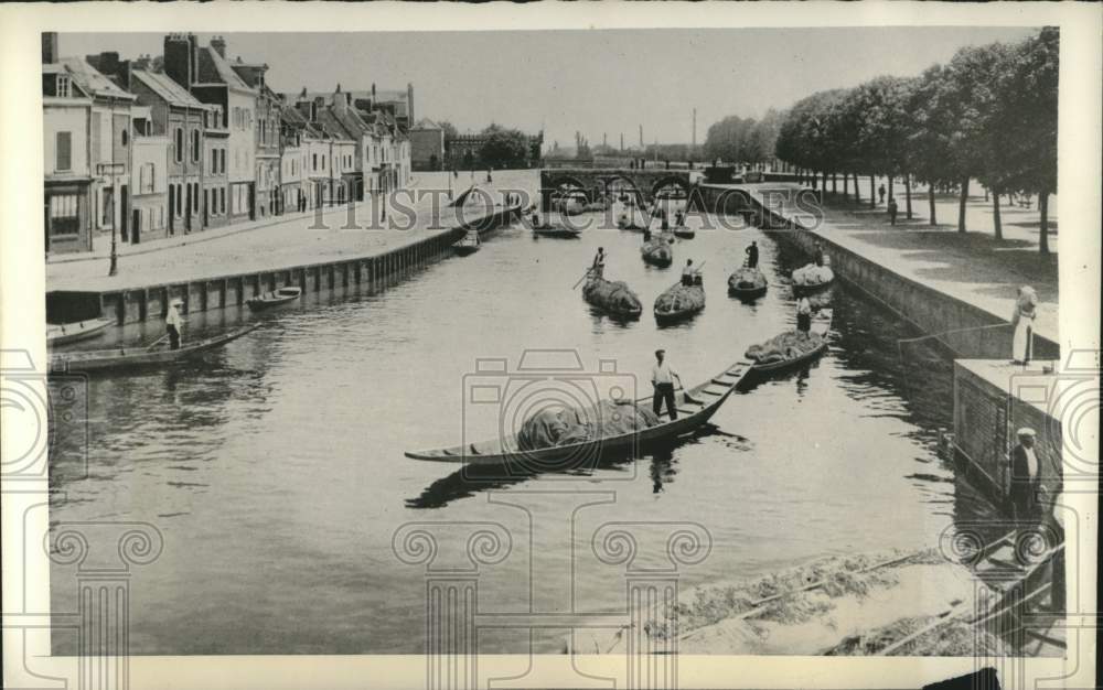 1944 Press Photo French boatmen bring produce to market along a canal at Amiens - Historic Images