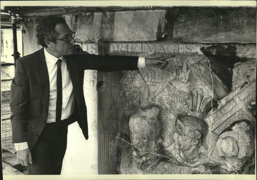 1982 Press Photo Adriano La Regina shows restored Arch of Constantine in Rome - Historic Images