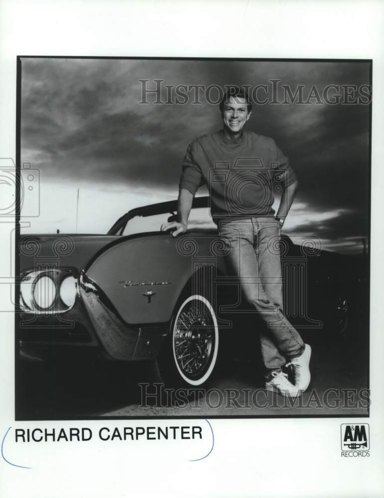 1987 Press Photo Singer Richard Carpenter leaning against a car. - Historic Images