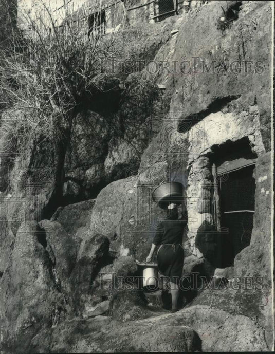 1965 Press Photo Italian Woman Balancing Tub On Her Head Ascends Steep Path - Historic Images