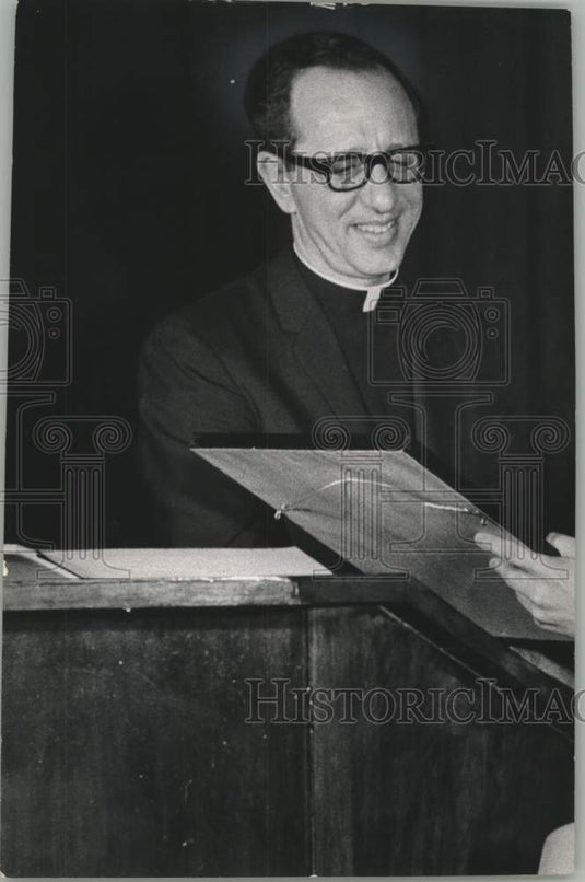 1968 Activist James Groppi Receiving B'nai B'rith Interfaith Award - Historic Images