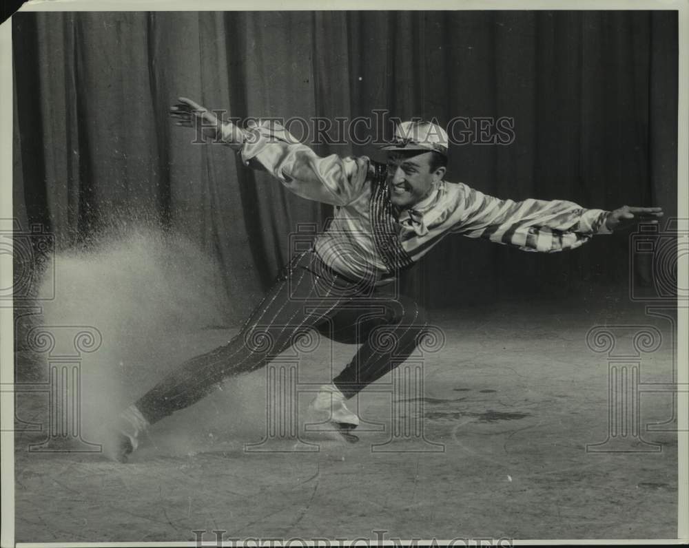 1952 Press Photo Speed Champ Leo Freisinger skates in Holiday on Ice show - Historic Images