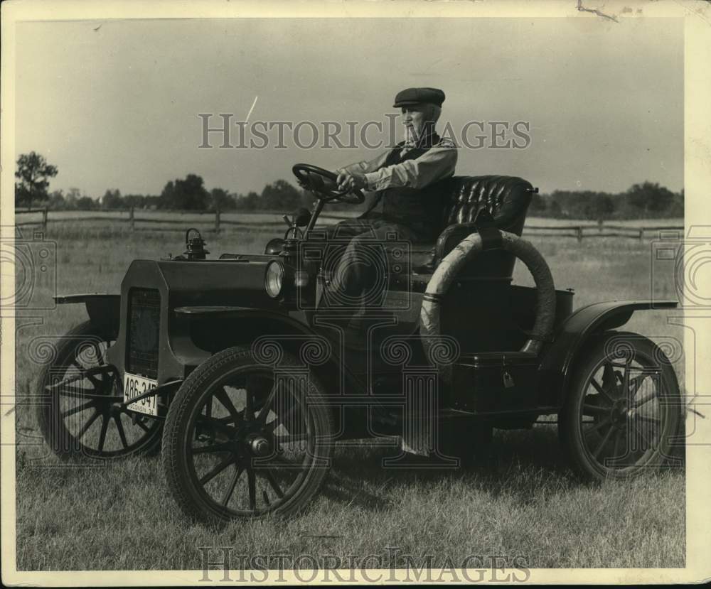 1934 Press Photo Farmer Frank Bowron drives 1908 model car in Wisconsin - Historic Images