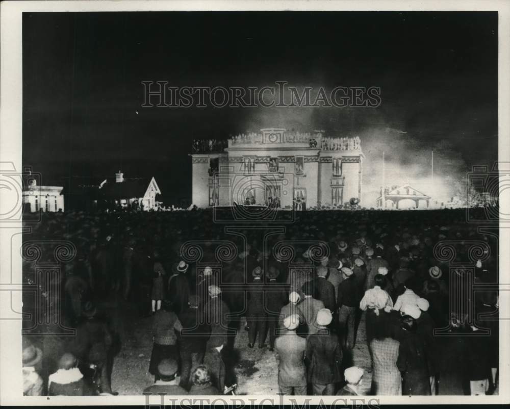1927 Press Photo Crowd views Spirit of St. Louis plane at Paris airfield - Historic Images