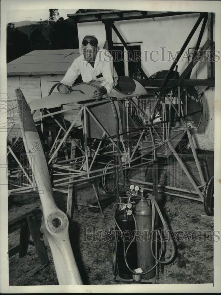 1957 Press Photo Harry Provolt restores 1909 French Bleriot plane in California - Historic Images