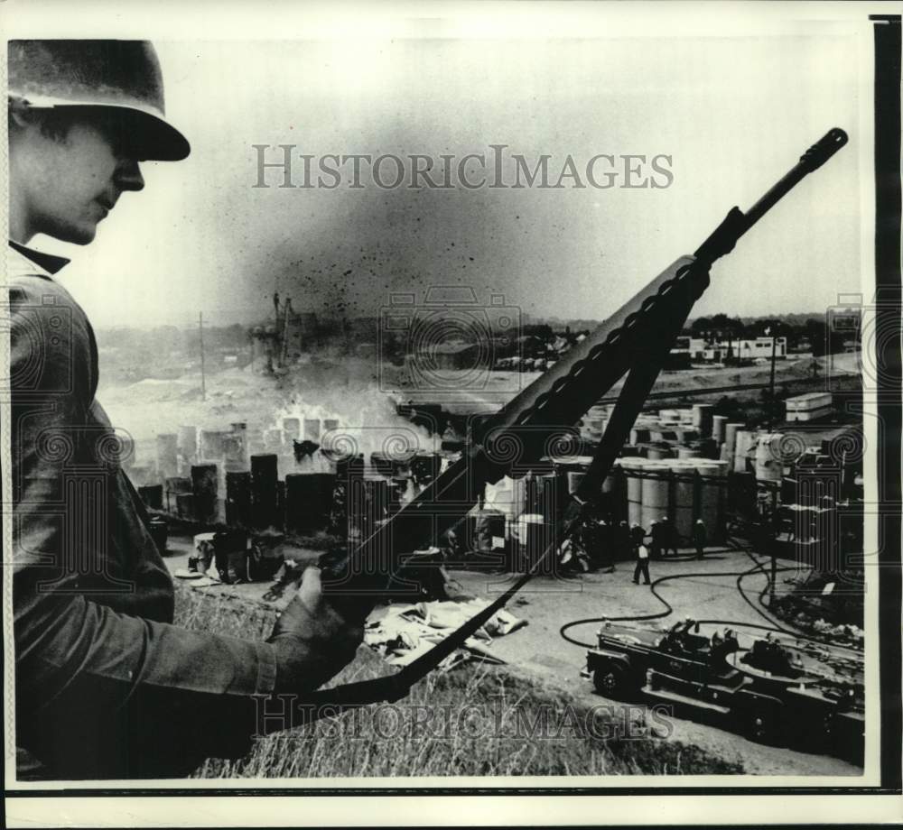 1971 Press Photo National Guardsman watches fire at Chattanooga storage yard- Historic Images