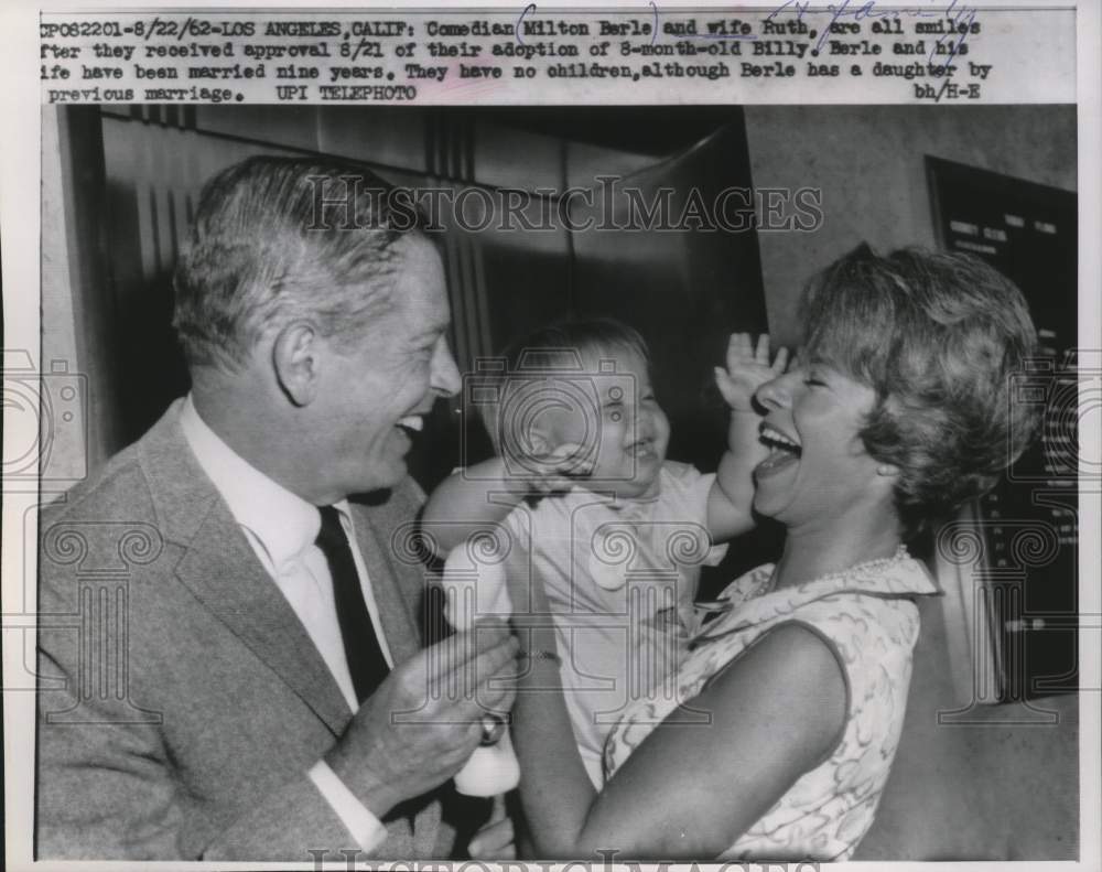 1962 Press Photo Milton Berle With Family In Los Angeles - Historic Images