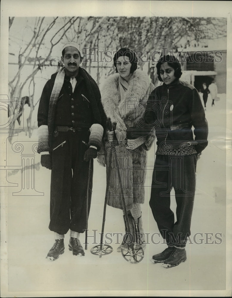 1931 Press Photo Indian Prince Holkar With His Wife and Daughter In Switzerland- Historic Images