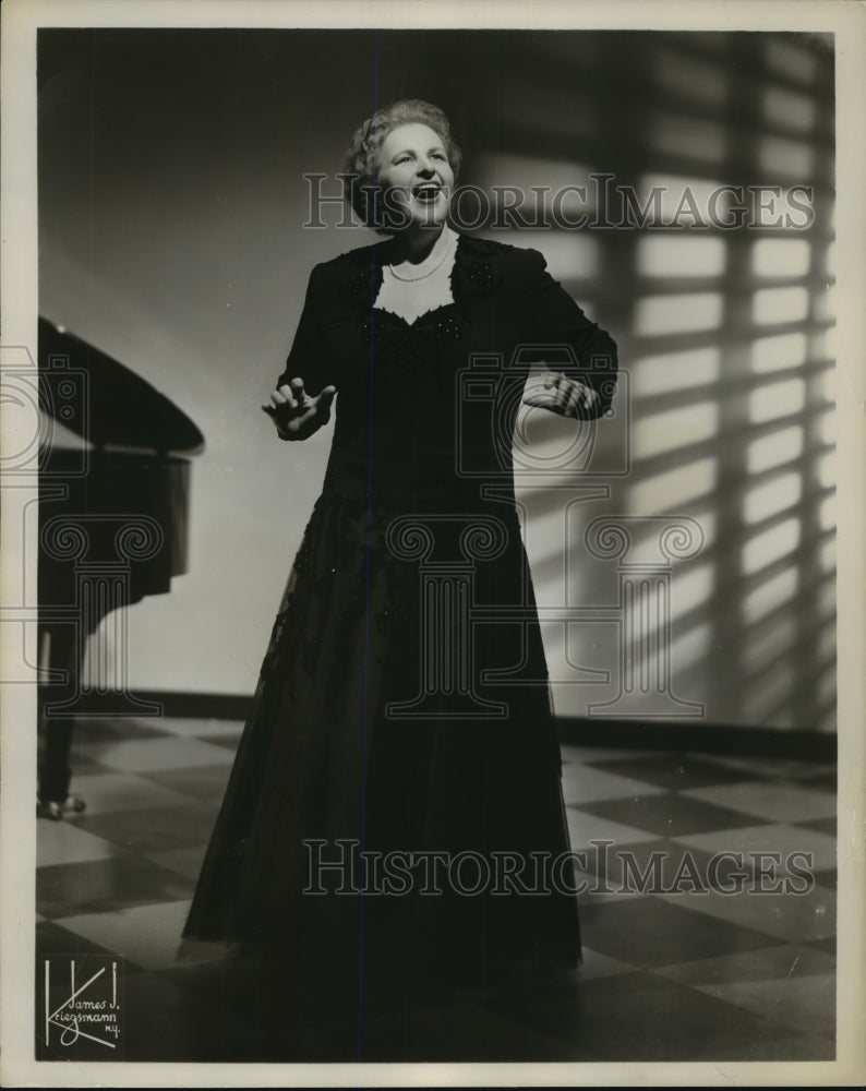 1957 Singer Kate Smith Performing In a Black Dress-Historic Images