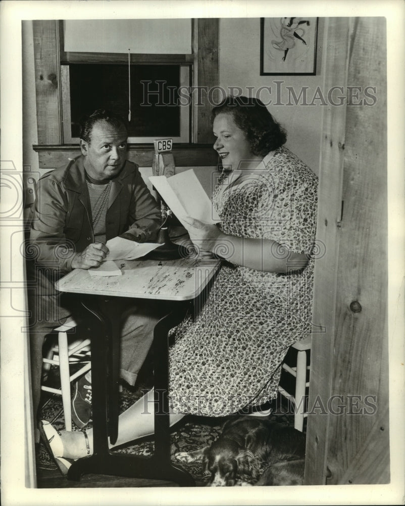 1942 Press Photo Kate Smith with Ted Collins in Lake Palcid, New York.- Historic Images