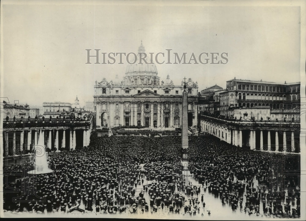 1929 Press Photo Crowd gathers in St. Peter&#39;s Square, Vatican City awaiting Pope- Historic Images