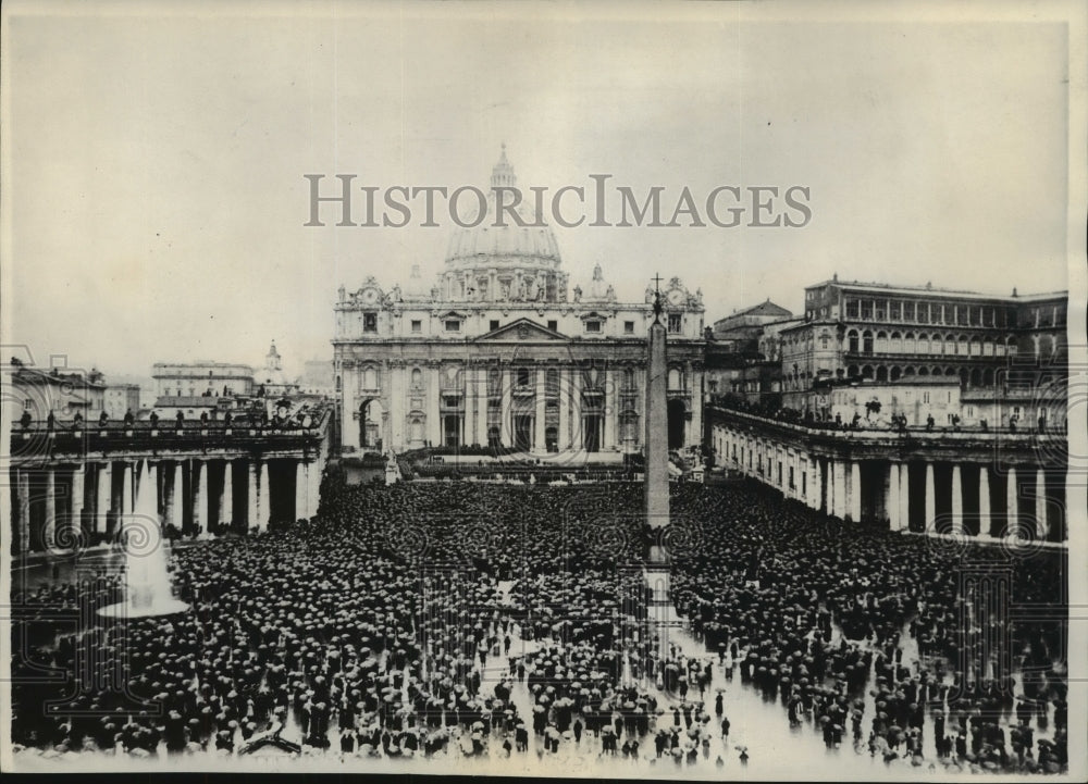 1929 Press Photo Crowd gathers in St. Peter's Square, Vatican City awaiting Pope- Historic Images