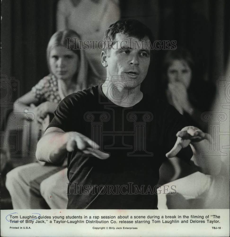 1976 Press Photo Tom Laughlin between scenes filming "The Trial of Billy Jack"- Historic Images