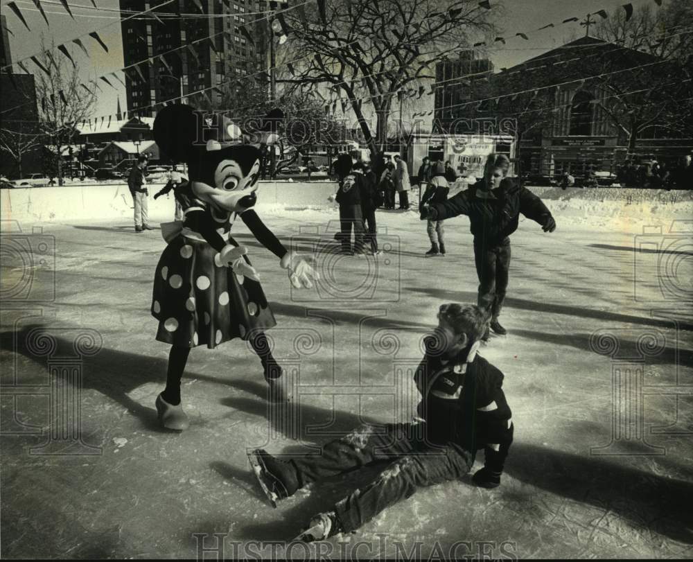 1990 Disney's Minnie Mouse gives ice skating tips to kids, Milwaukee - Historic Images