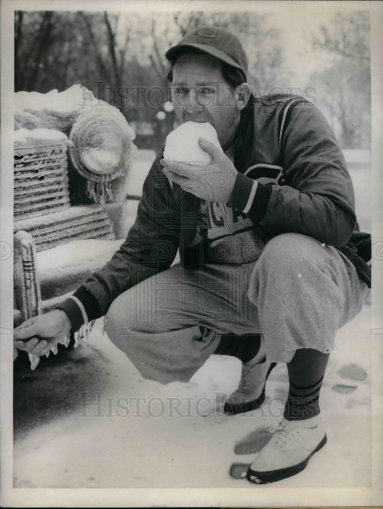 1944 Press Photo Chicago Cub Paul Derringer At Spring Training-Historic Images
