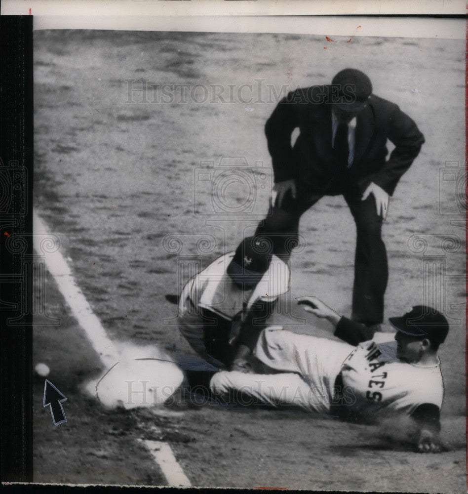 1954 Toby Atwell of Pirates, Hank Thompson of the Giants. Hal Dixon - Historic Images