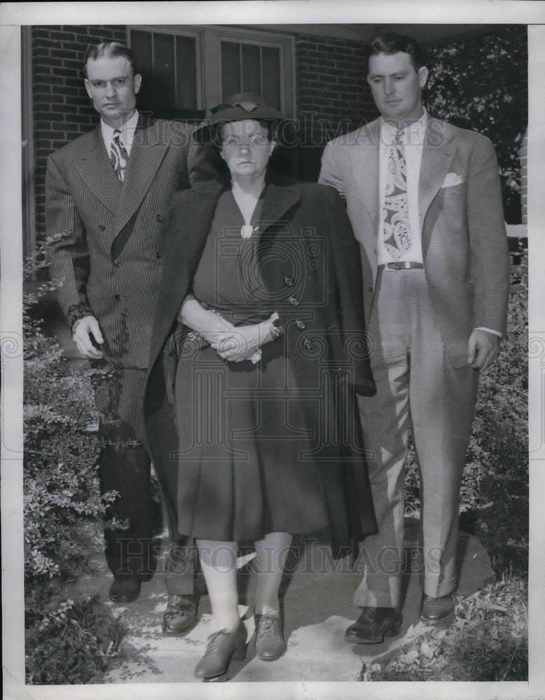 1943 Press Photo Walker Cooper, Mort Cooper, mother Mrs. Verne Cooper - Historic Images