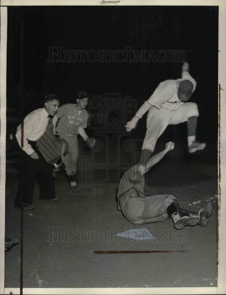 1938 Press Photo Umpire Calls Runner Out as He Jumps Over Catcher - Historic Images