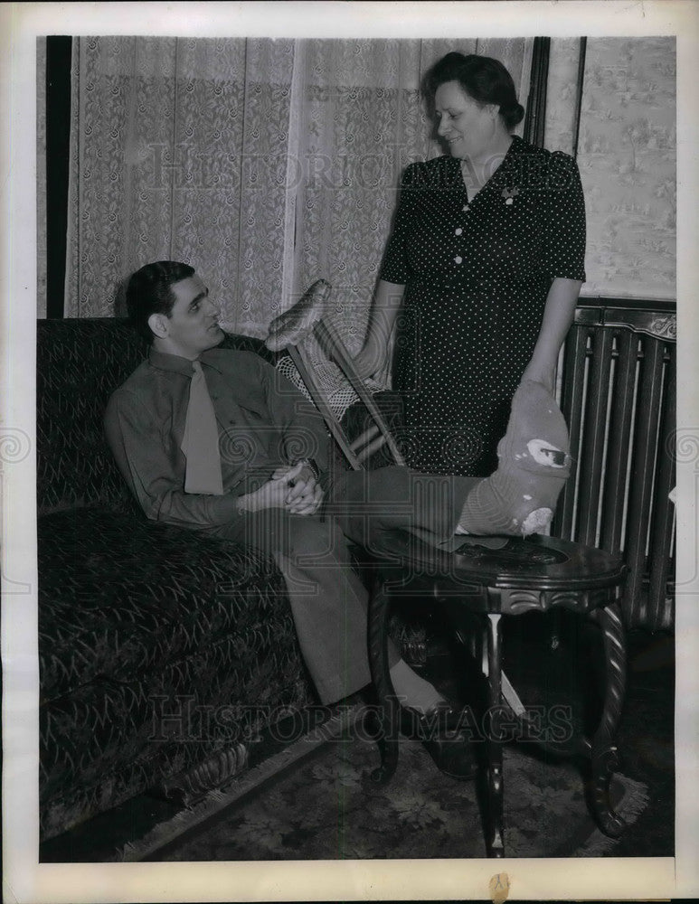 1943 Press Photo Frankie Crespi, St. Louis Cardinals, Theresa Crespi - Historic Images