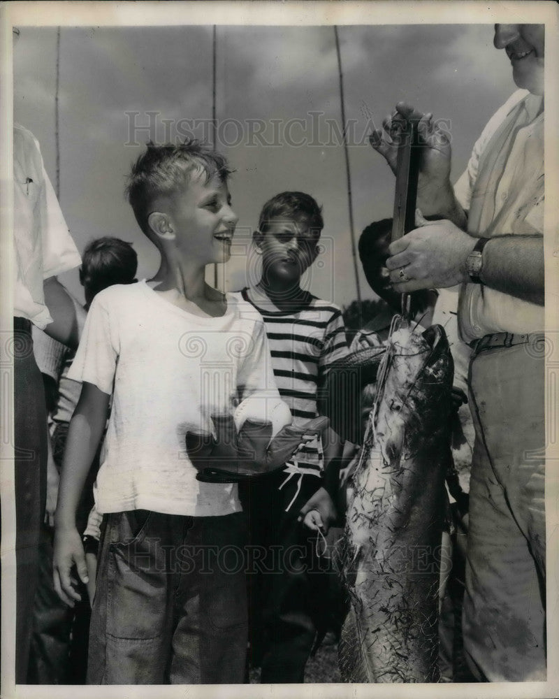 1948 Press Photo Jimmy Hewett landed a 16-pound catfish-Historic Images