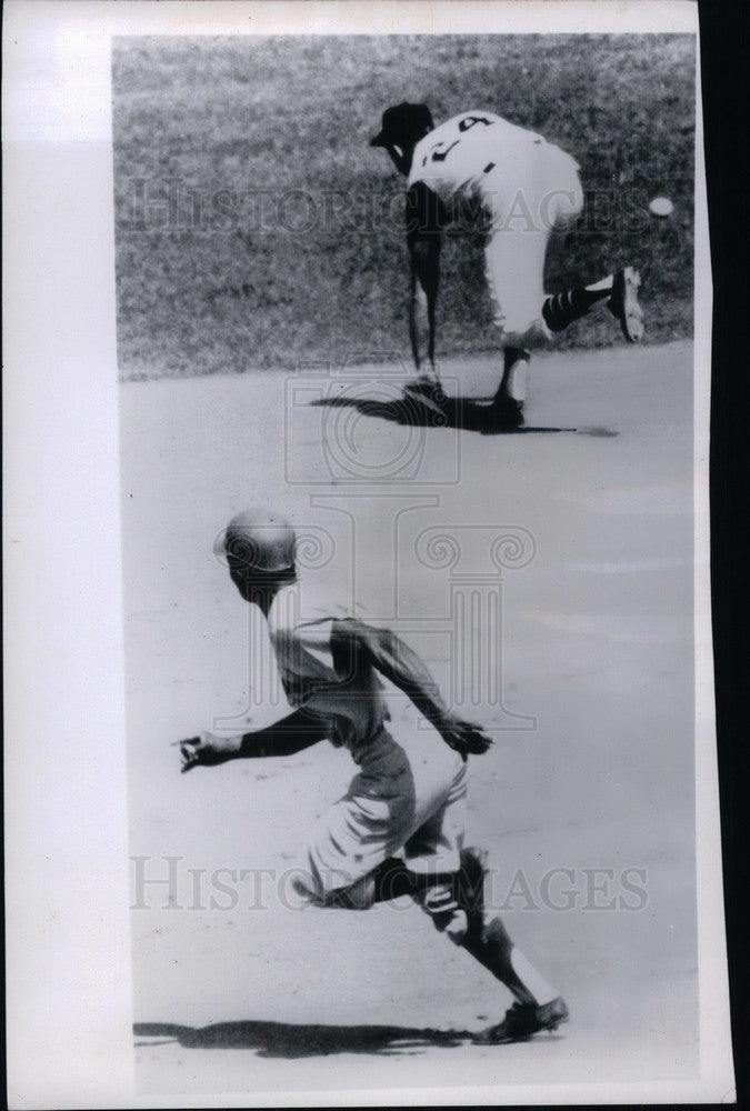 1962 Press Photo Pittsburgh&#39;s Don Demeter Misses Ball Allowing Gonzales To Score - Historic Images