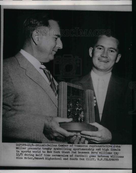 1954 Press Photo John Miller Presents Trophy To New York Giant Dave Williams-Historic Images