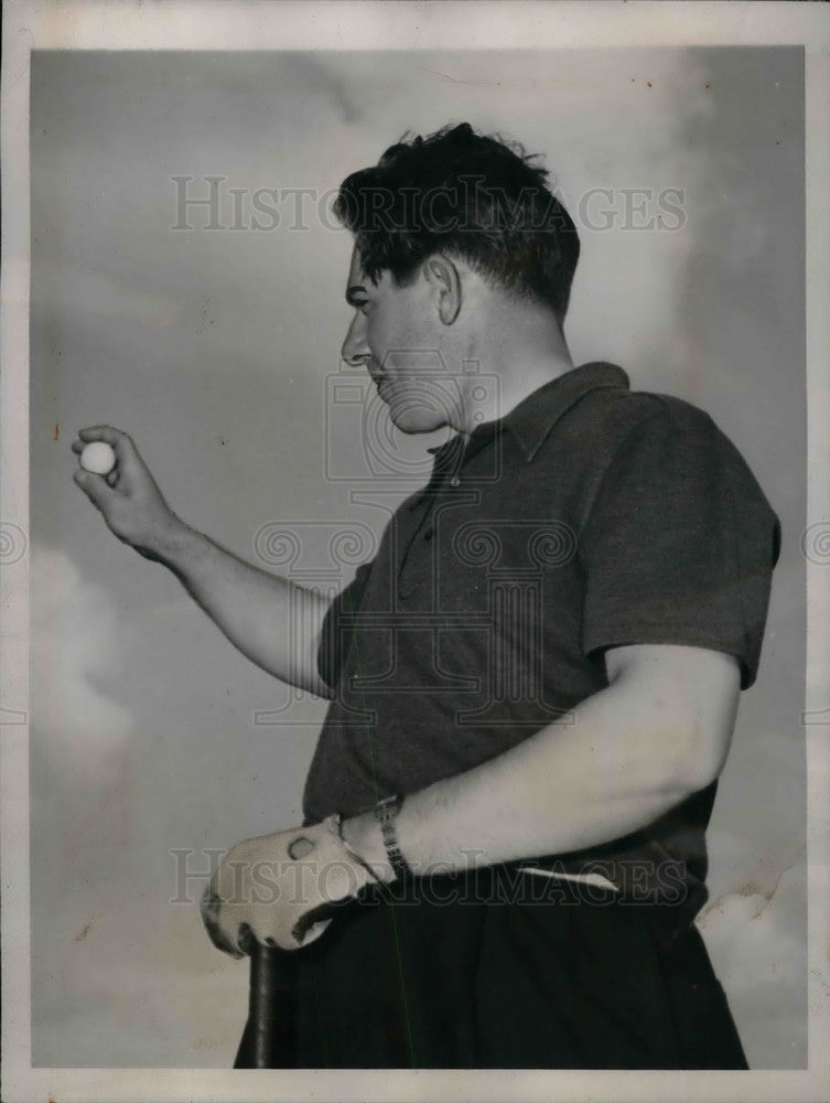 1940 Press Photo Reds Pitcher Paul Derringer Golfing - Historic Images