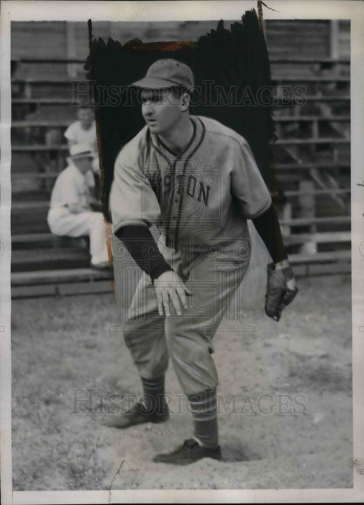 1939 Press Photo Thomas Earley Trains With Boston Bees - Historic Images