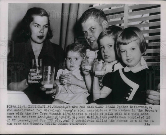 1953 Press Photo George Hatterman of Cleveland Browns & Kids - Historic Images