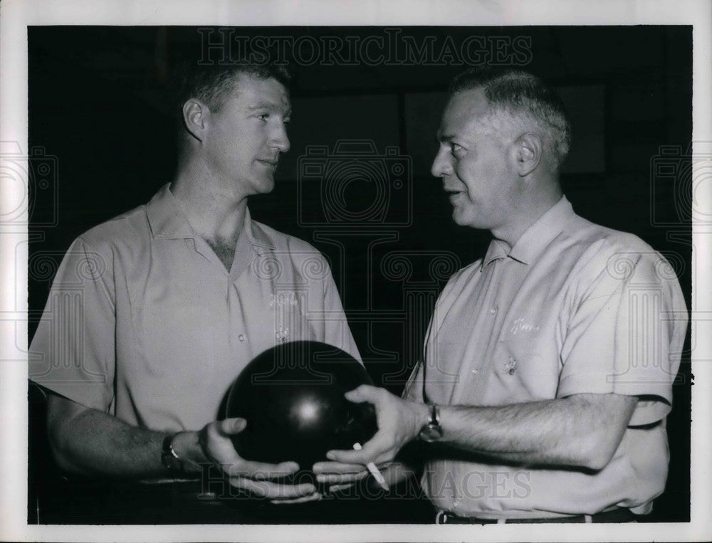 1962 Press Photo Herb Score &amp; Tim Fisher Capt. Holly Home Society Bowling Team - Historic Images
