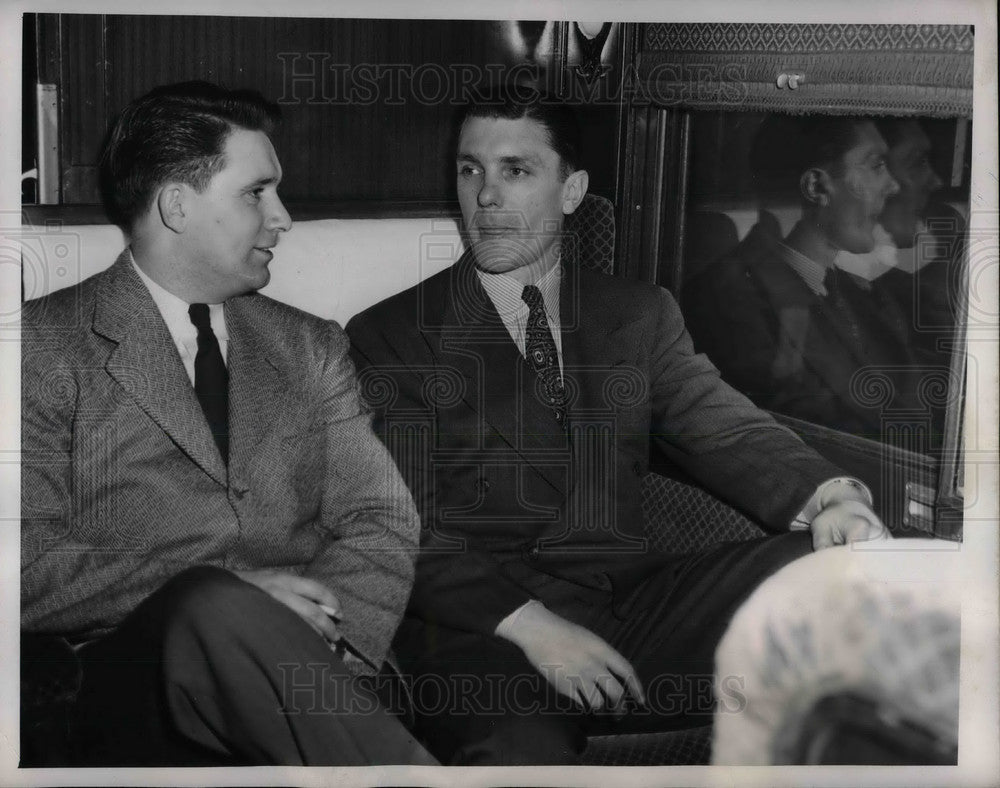 1946 Press Photo New York Yankees Frank Shea &amp; Nick Etten Travel To Miami - Historic Images