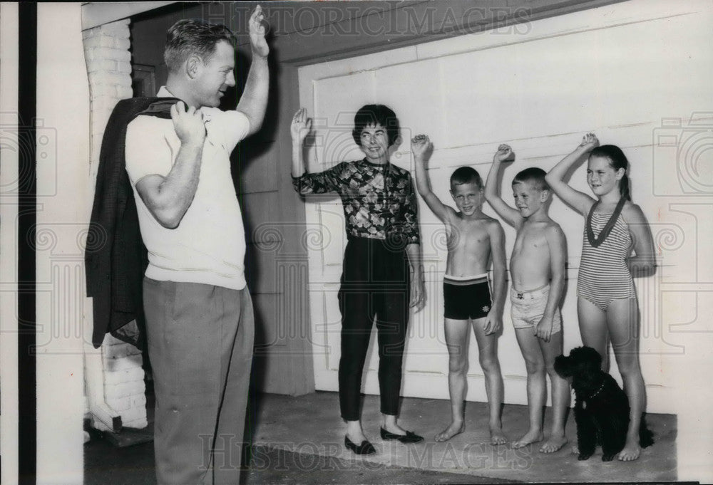 1961 Yankees' Whitey Ford says goodbye to wife, Joan and children - Historic Images