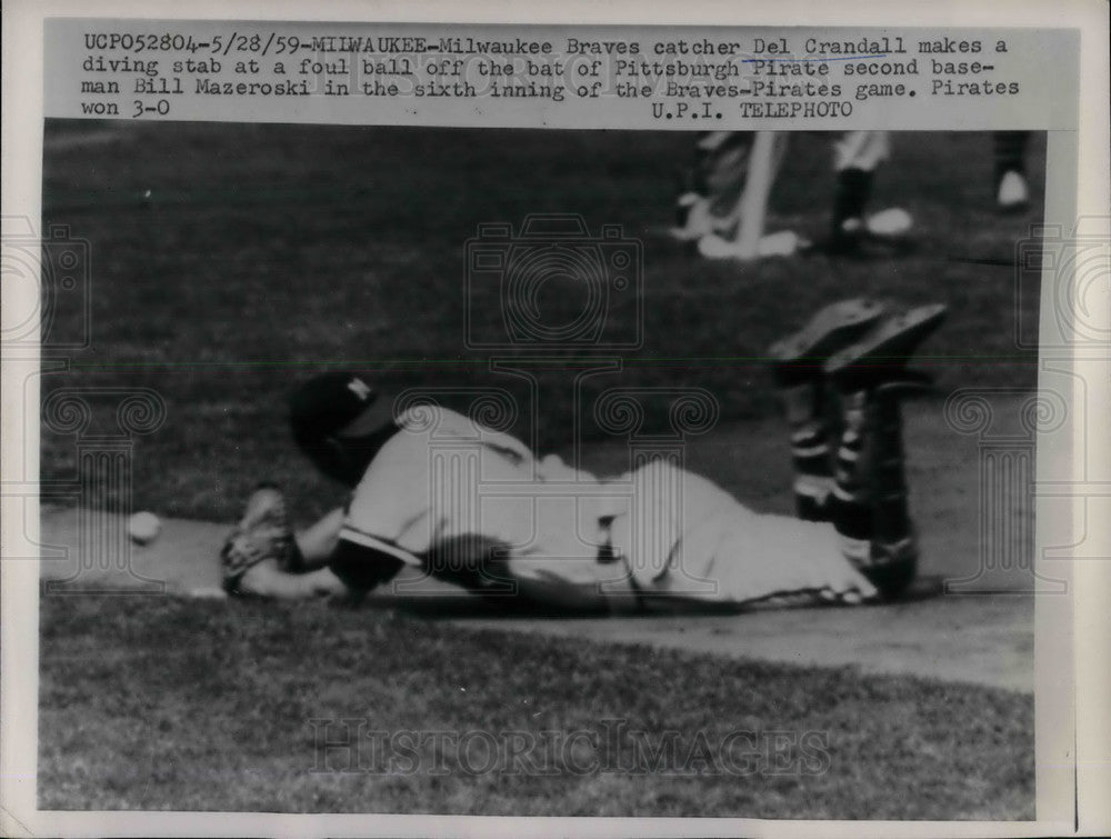 1959 Press Photo Milwaukee Braves catcher Del Crandall makes a diving stab - Historic Images
