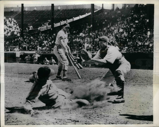 1941 Press Photo Phil Masi of the St. Louis Cardinals in Game - Historic Images