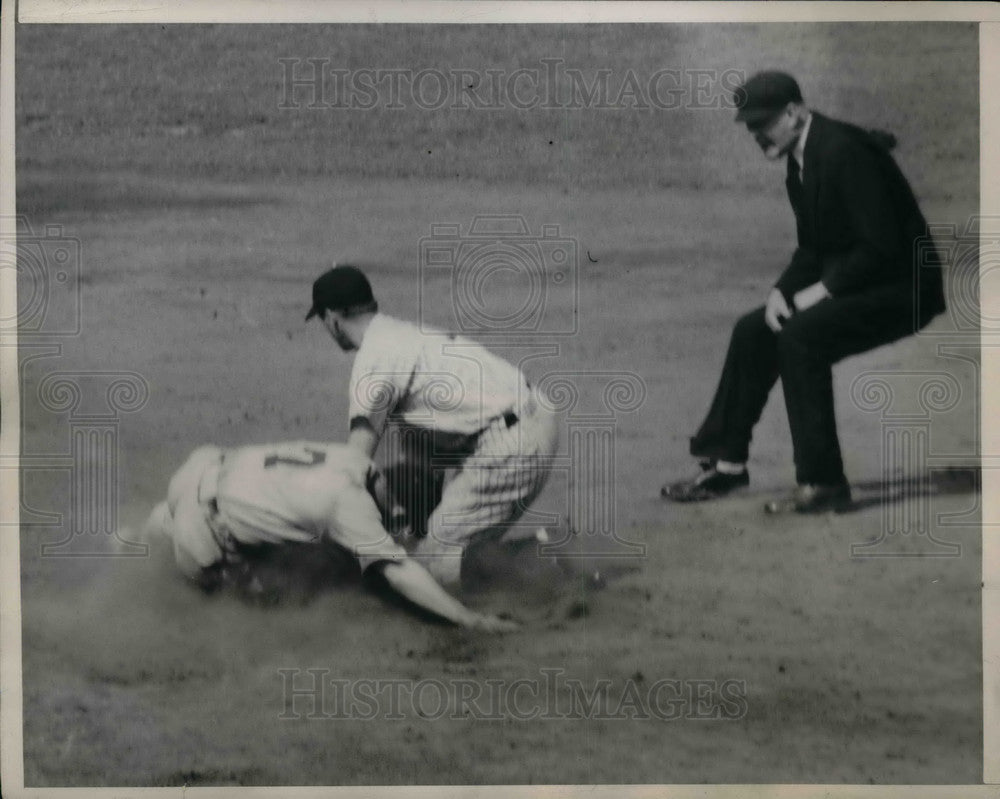 1940 Press Photo Chicago&#39;s McNair tagged out by Yankees&#39; Crosetti - Historic Images