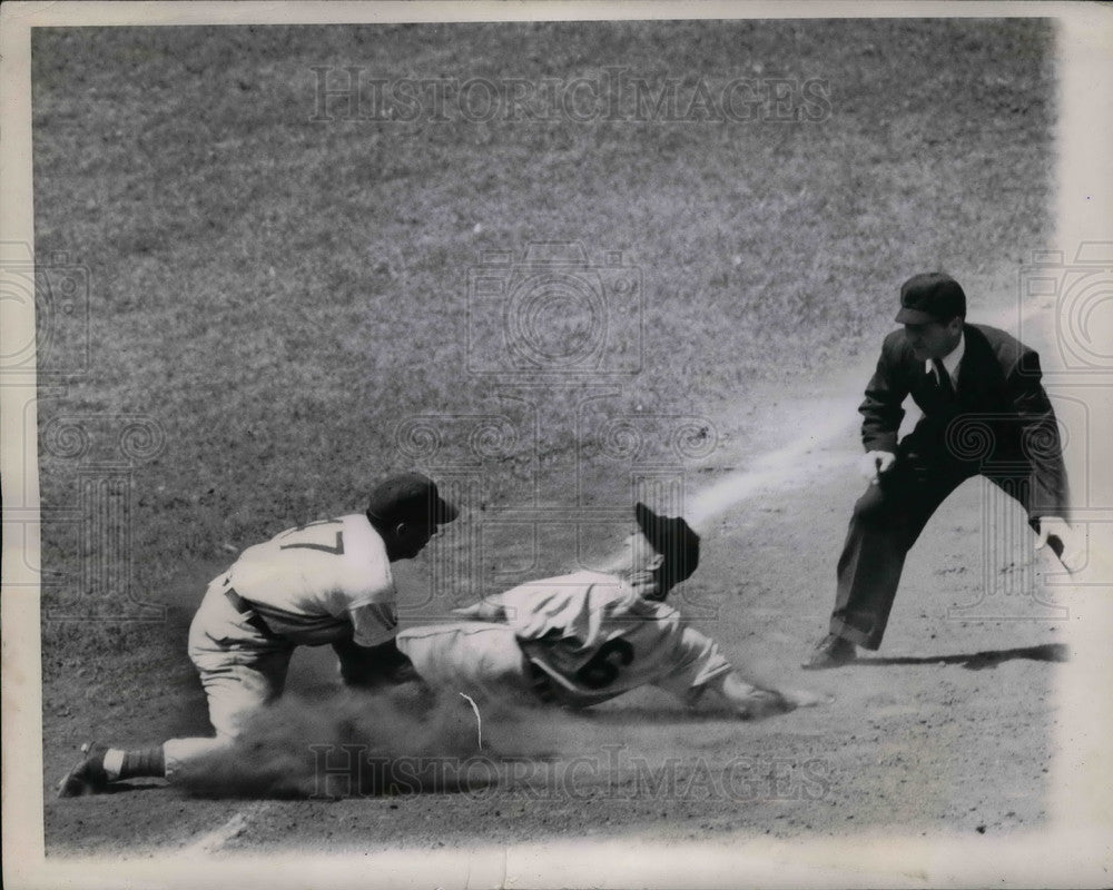 1947 Press Photo Umpire Conlan Calls Pirates&#39; Bill Cox Out At Second - Historic Images