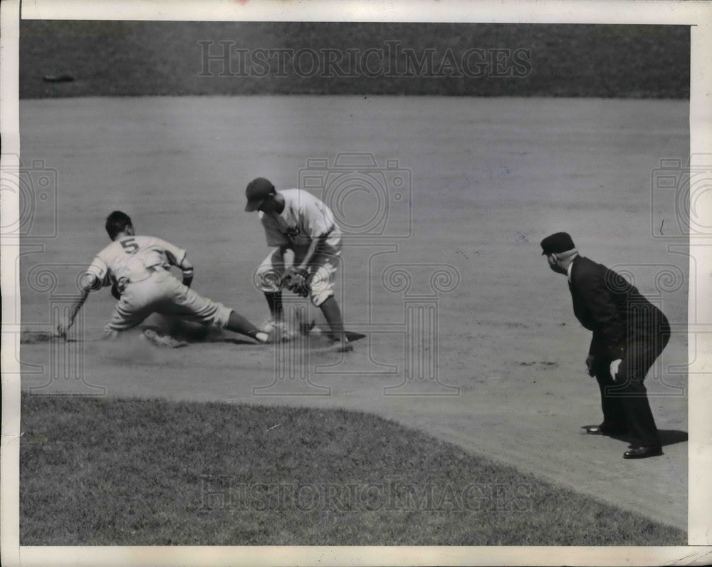 1944 Press Photo Pittsburgh Pirates Pete Coscarart Slides Safely Into Second - Historic Images