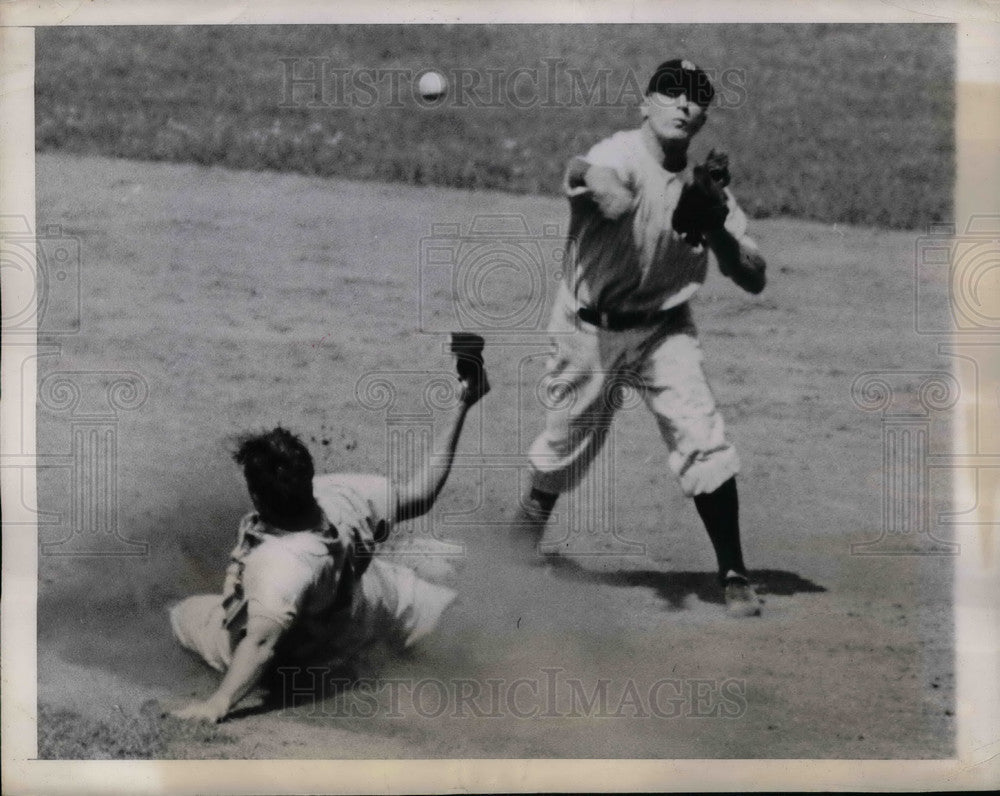 1944 Press Photo Cleveland Indians Right Fielder Roy Cullenbine Out At Second - Historic Images