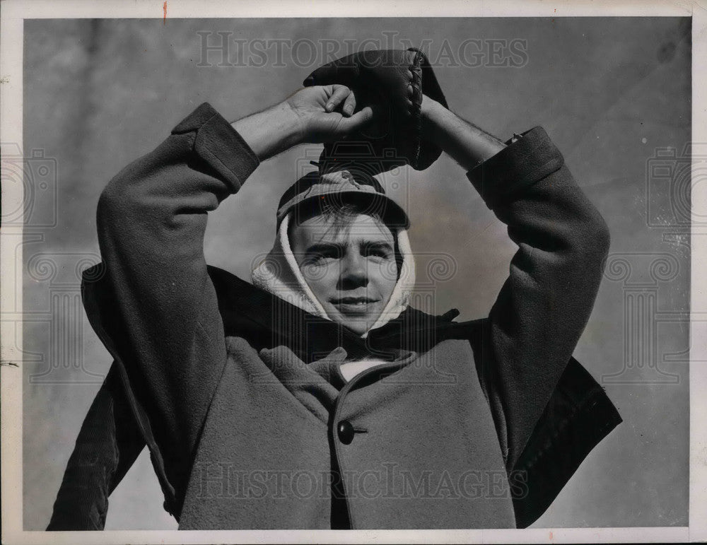 1940 Press Photo George Monroe Hoists His Baseball Mitt - Historic Images