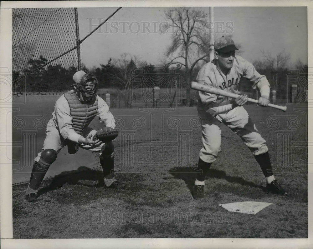 1941 Press Photo Larry Sartori At Bat While Steve Filipowicz Catches - Historic Images