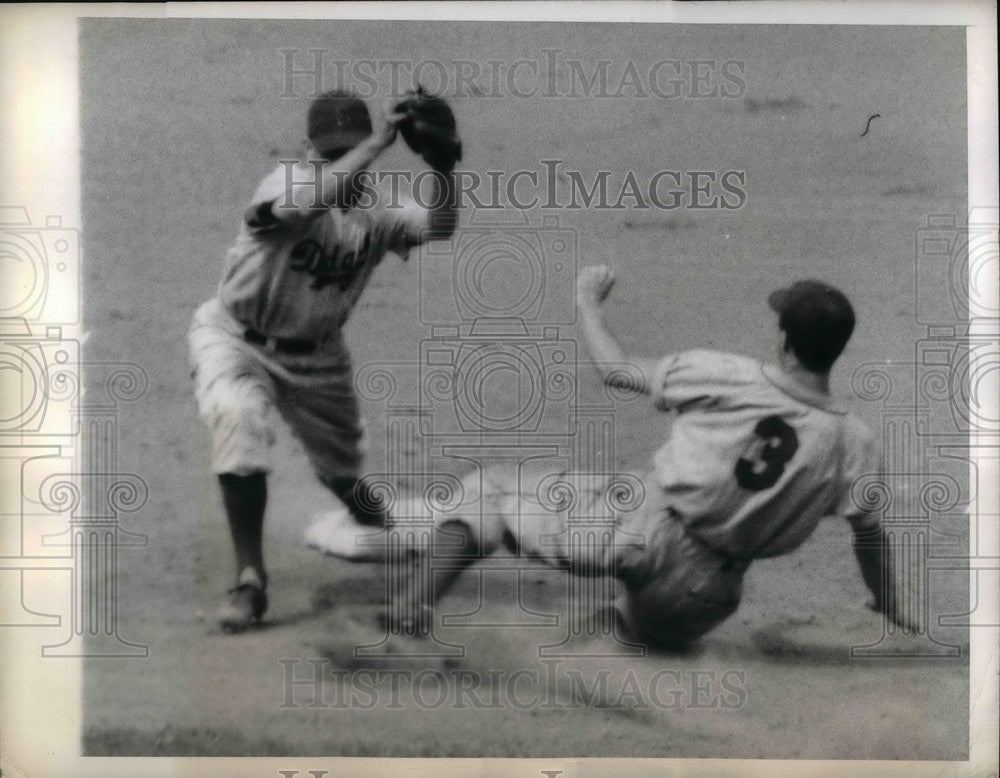 1943 Press Photo Johnny Rucker of the Giants in Game With Dodgers & Billy Jurges - Historic Images