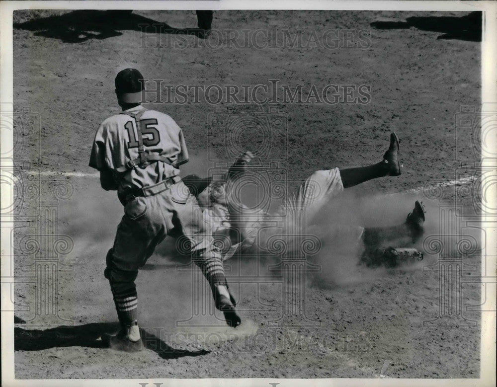 1941 Press Photo Owen, Catcher for Brooklyn Dodgers, Cooper of Cardinals in Game-Historic Images