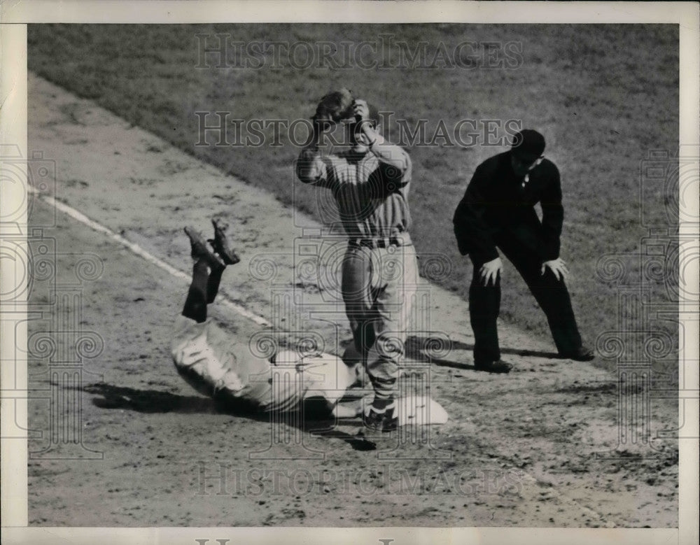 1941 Press Photo Owen of the Dodgers in Game, Ballanfant, Umpire - Historic Images