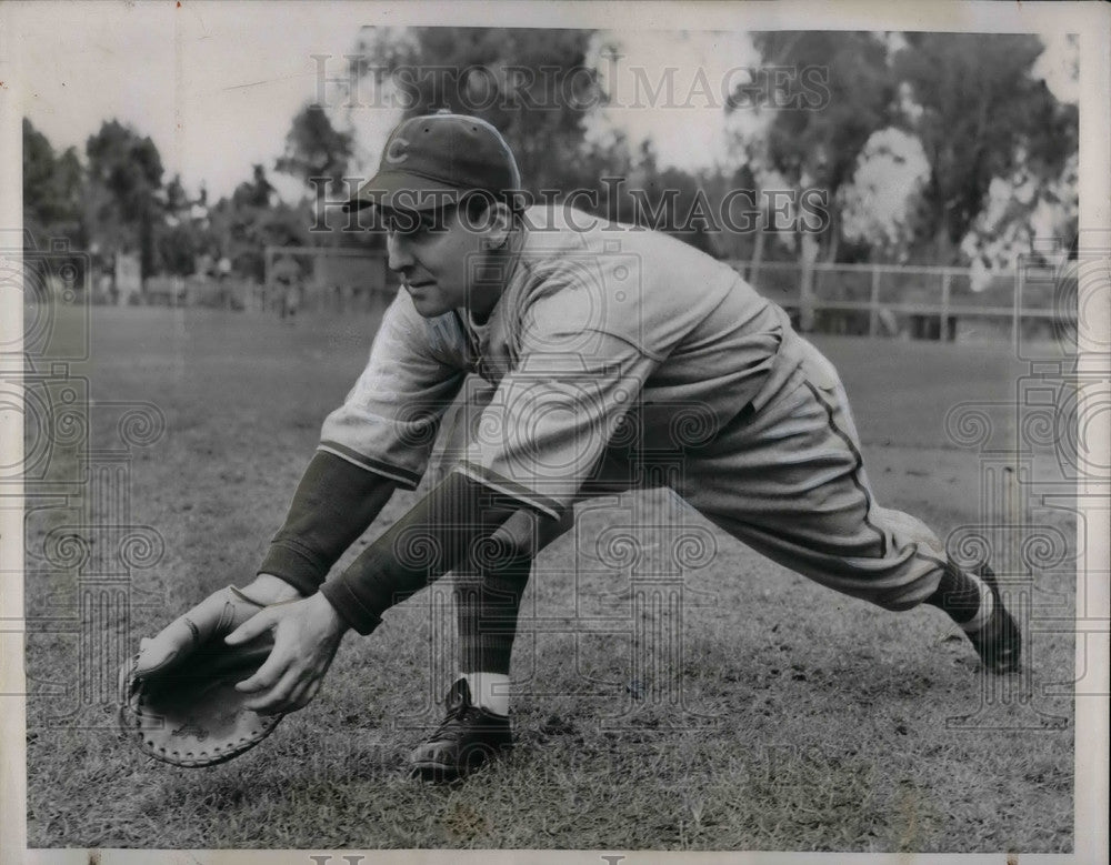 Press Photo Baseball player catcher catches a ball - Historic Images