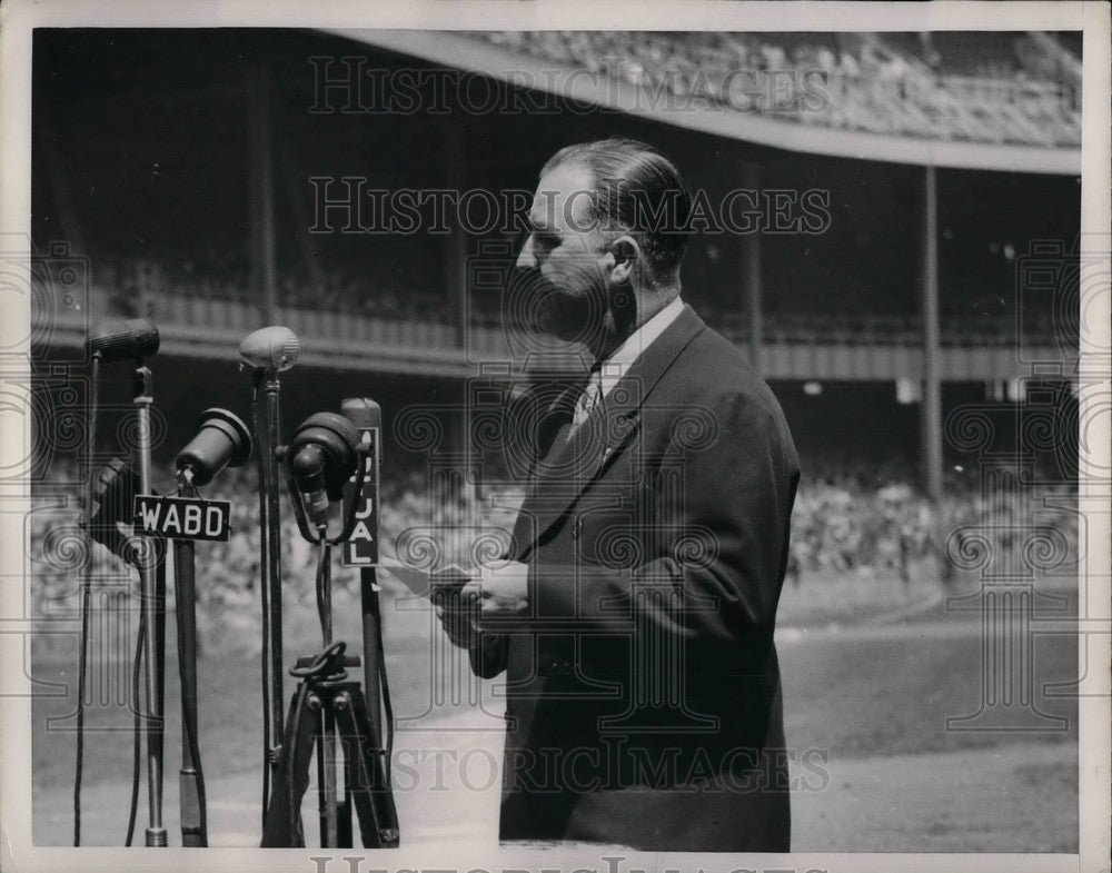 1959 Happy Chandler speaks at microphone prior to game - Historic Images