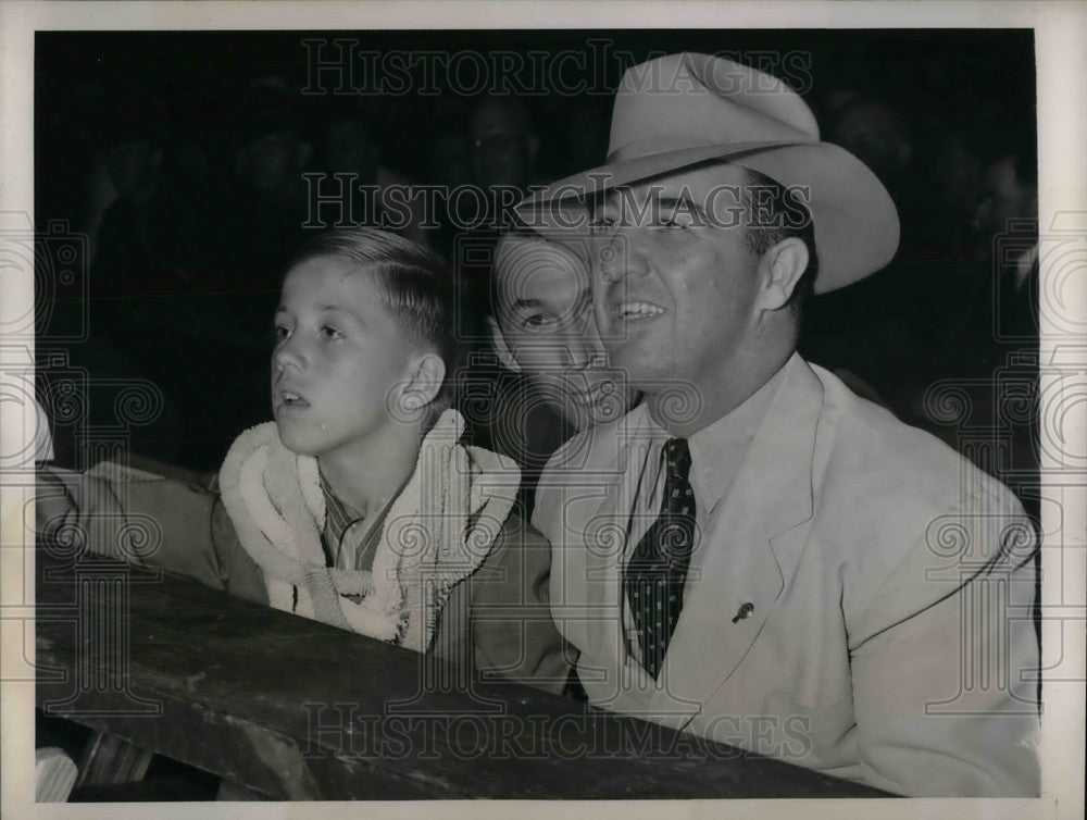 Man in top hat with boy watch game - Historic Images