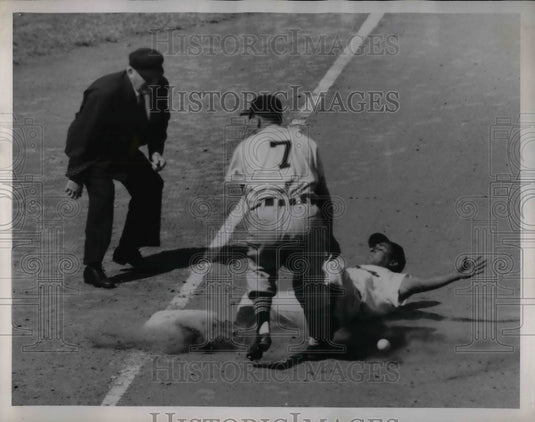 1952 Press Photo Indians' 2nd baseman Bobby Avila, Tigers' 3rd baseman George-Historic Images