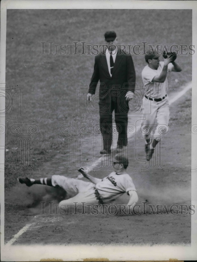 1947 Dale Jones Athletics Slides Home Peanuts Lowrey Chicago Cubs - Historic Images