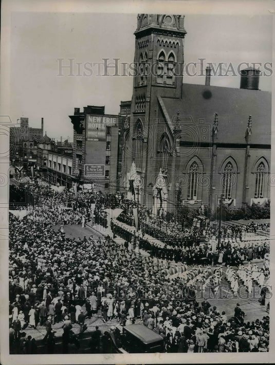 1935 Press Photo View Of Crowd At St John's Cathedral In Cleveland, OH - Historic Images